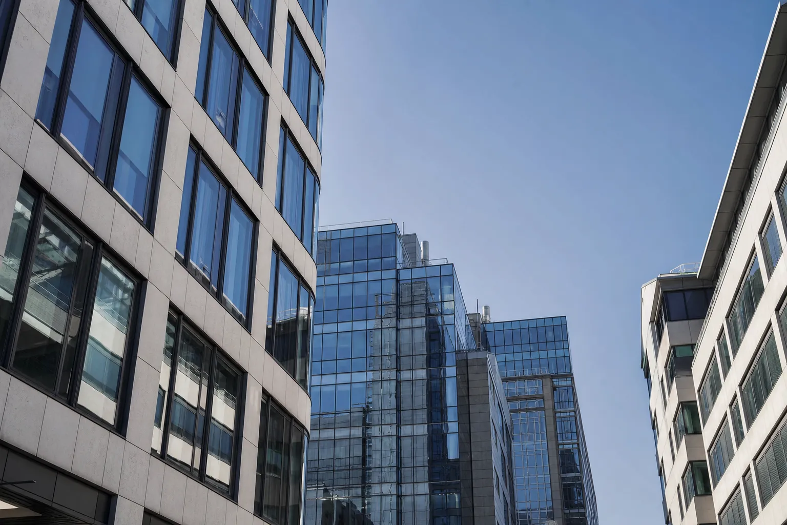 Façades d’immeubles de bureaux dans un quartier d’affaires, architecture verre et béton